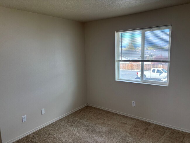 Foto del edificio - 1 Bedroom Unit with Detached Garage in Prineville