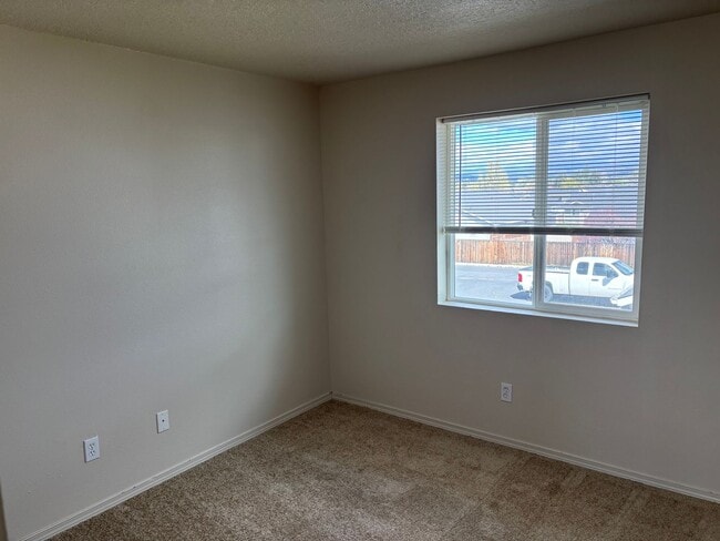 Building Photo - 1 Bedroom Unit with Detached Garage in Prineville