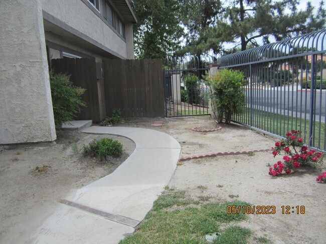 Foto del edificio - SPACIOUS 2 STORY CONDO