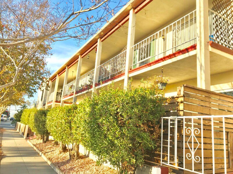 Primary Photo - 2300 Oak St