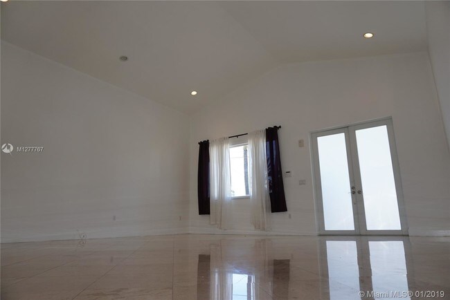 Foto del edificio - 2070 NE 121st Rd