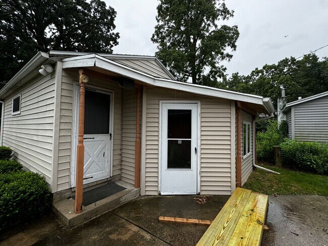Building Photo - $925 - 2 Bed/1 Bath Lake Front Home