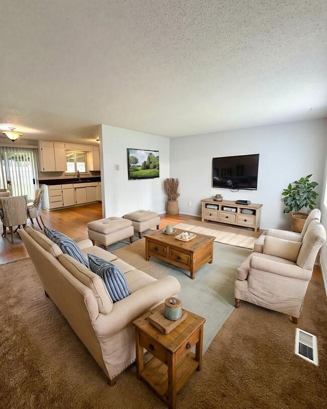 Building Photo - $100 OFF 1st Month's Rent!  Spanaway Area 3 Bedroom Rambler