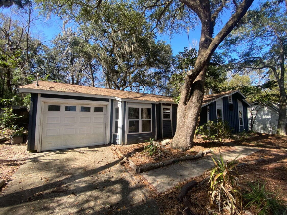 Gorgeous 3 Bedroom 2 Bathroom Single-Family! - Gorgeous 3 Bedroom 2 Bathroom Single-Family!