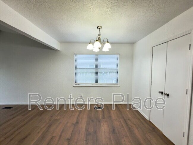 Building Photo - 1907 E 66th Pl