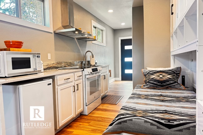 Foto del edificio - Mini Modern Living / Single 1 Person Furni...
