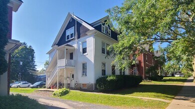 Building Photo - 712 W College Ave