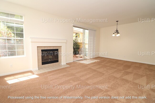 Foto del edificio - 3 BED, 2.5 BATH TOWNHOME W/ ATTACHED 2 CAR...