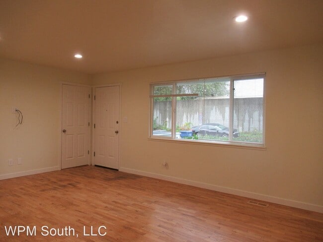 Foto del edificio - 3 br, 1.5 bath House - 304 1st Ave E.