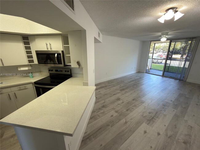 Foto del edificio - 8353 Lake Dr