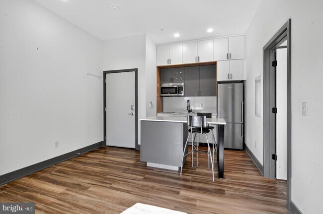 Building Photo - 1935 E Hazzard St