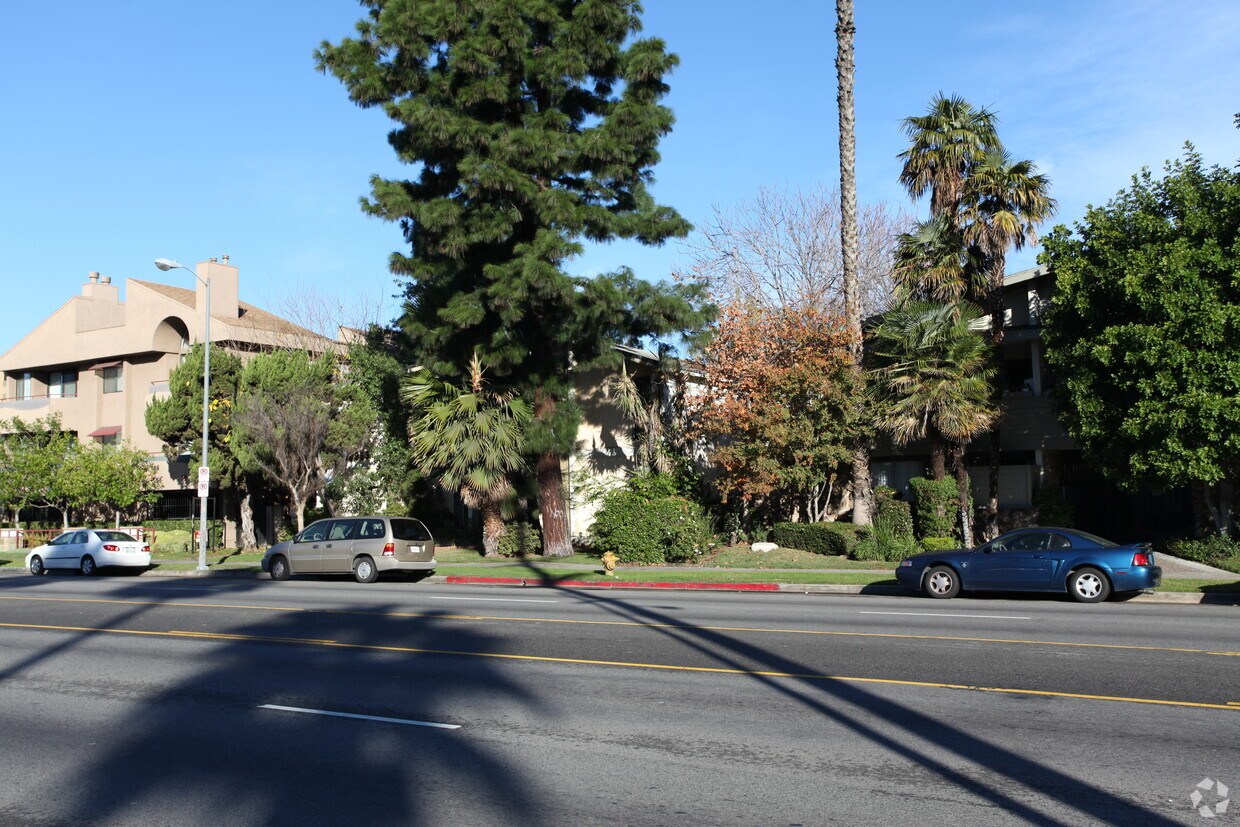 Building Photo - 18953 Sherman Way