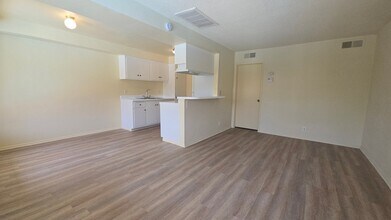 Building Photo - 1001 E Stearns Ave