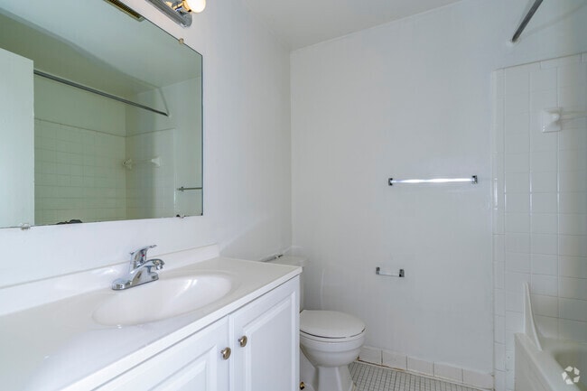 2BR, 1BA - 950SF - Bathroom - Grosvenor North Townhomes