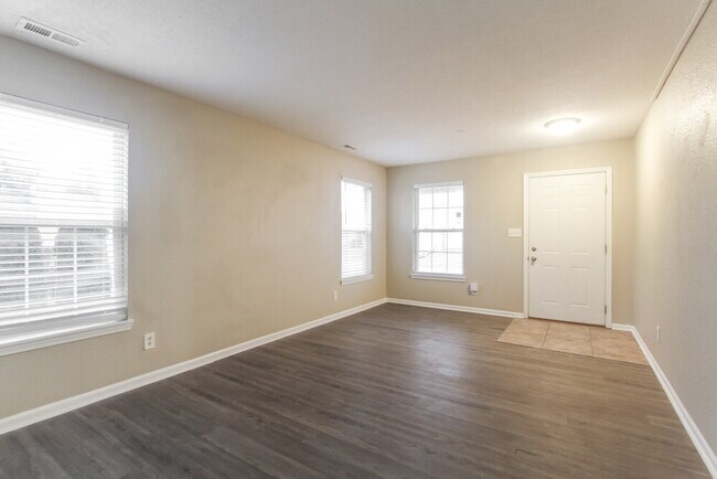 Foto del edificio - 607 Sweet Creek Dr