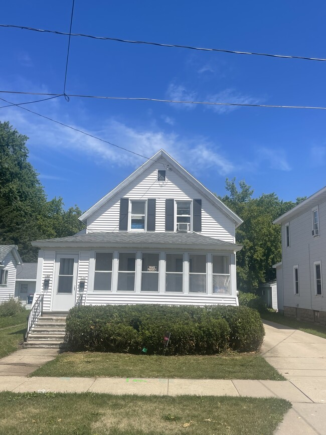 Building Photo - 734 Vine Ave