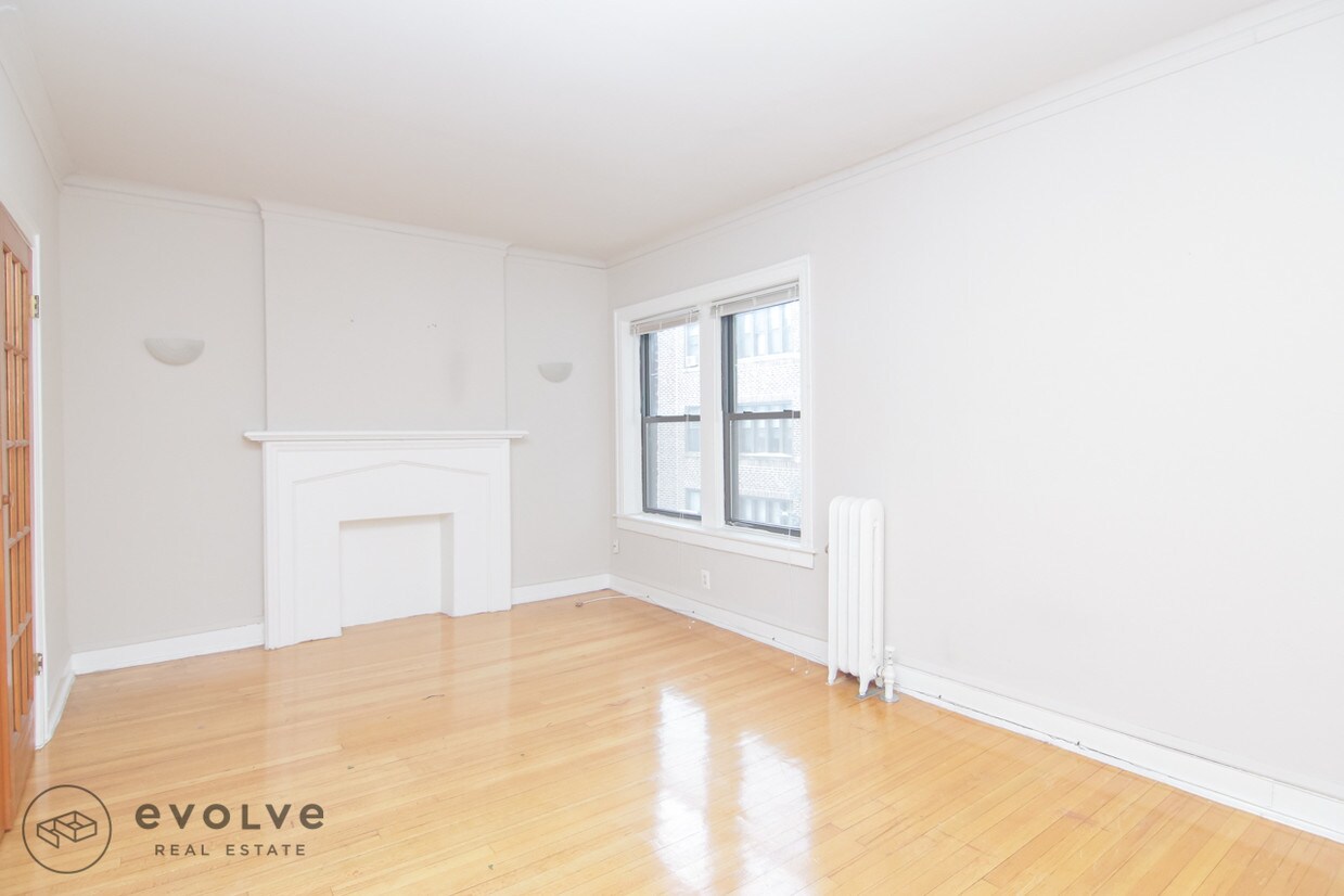 Primary Photo - 1323 W Estes Ave