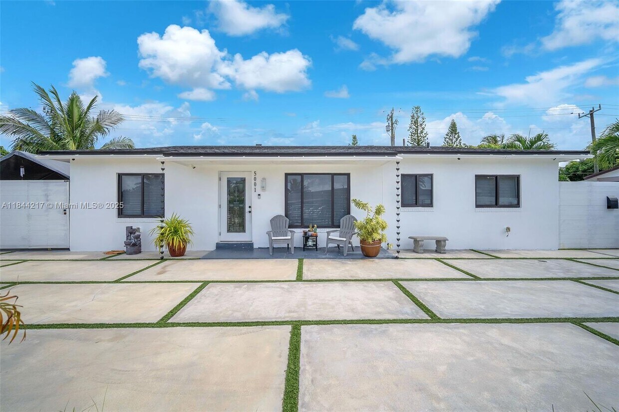 Primary Photo - 5001 NW 190th St