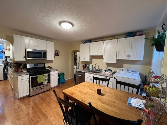9/1 Top floor 4BR/3BA on Somerville/Camb line! - 9/1 Top floor 4BR/3BA on Somerville/Camb line! Apartment
