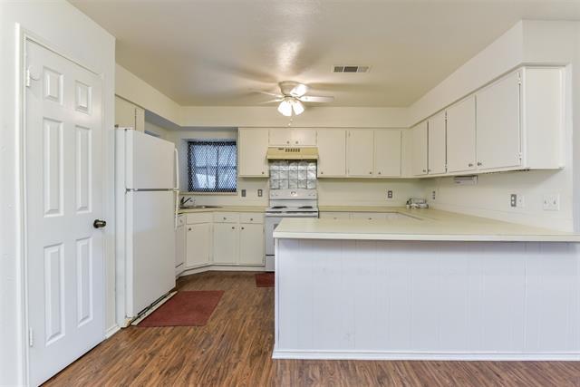Foto del edificio - 1803 Oak Tree Dr