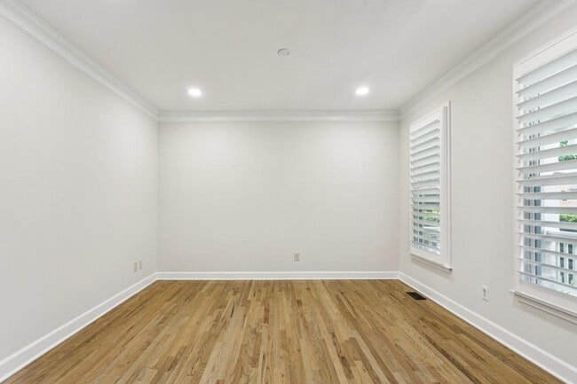 Building Photo - 5032 Hickory Hills Dr