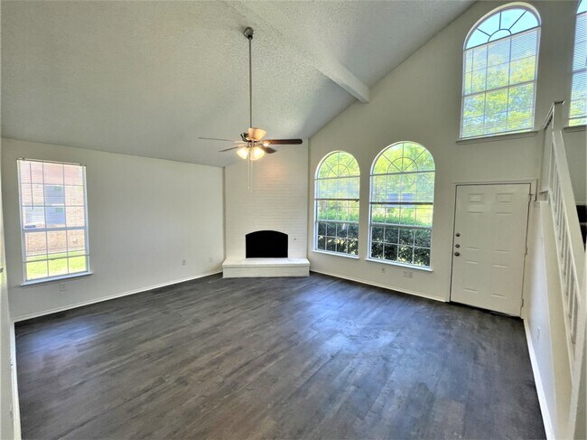Foto del edificio - 837 Twin Creek Dr