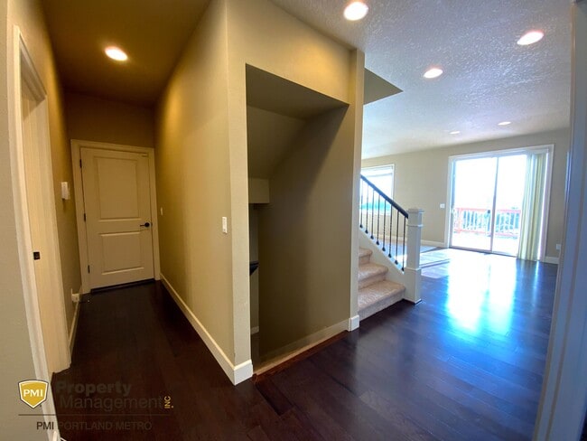 Entry - Garage Door - 14526 SE Lyon Ct