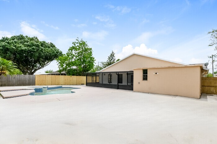Building Photo - 621 Deauville Ct