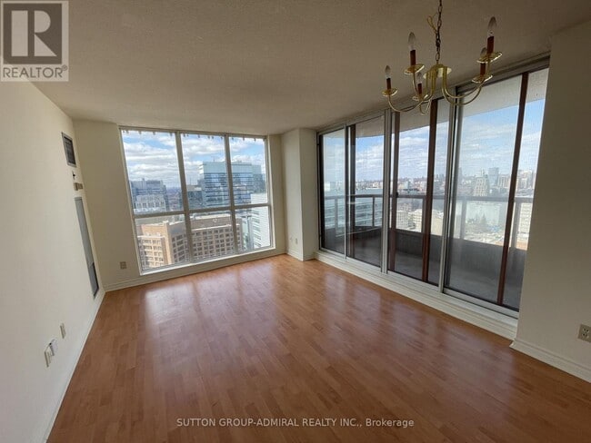 Photo du bâtiment - 736 Bay St.