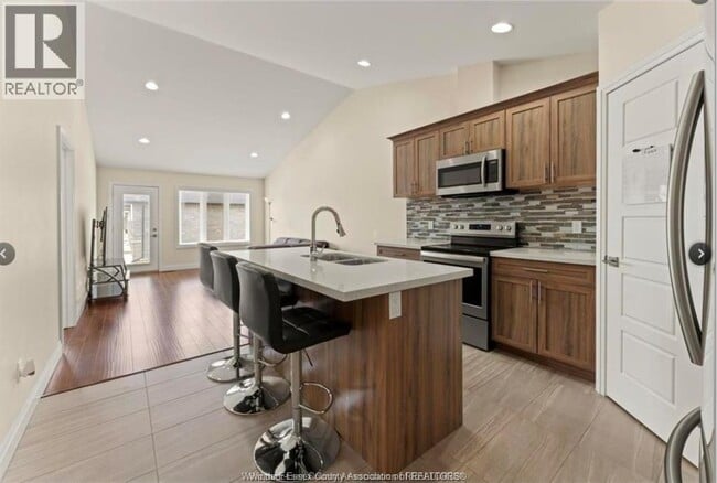 Building Photo - 3505 Hallee Cres