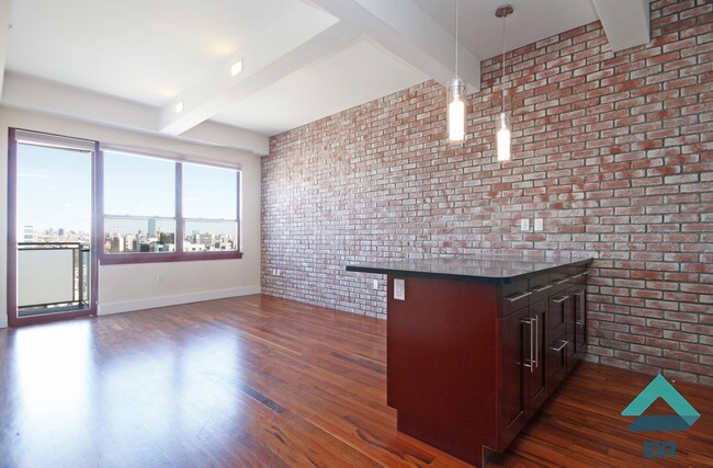 Foto del edificio - 240 Meeker Ave