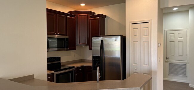 Building Photo - 3 Bed/ 2 Bath Condo w/1 Car Garage availab...