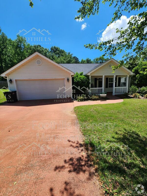 Building Photo - 133 St James Ct