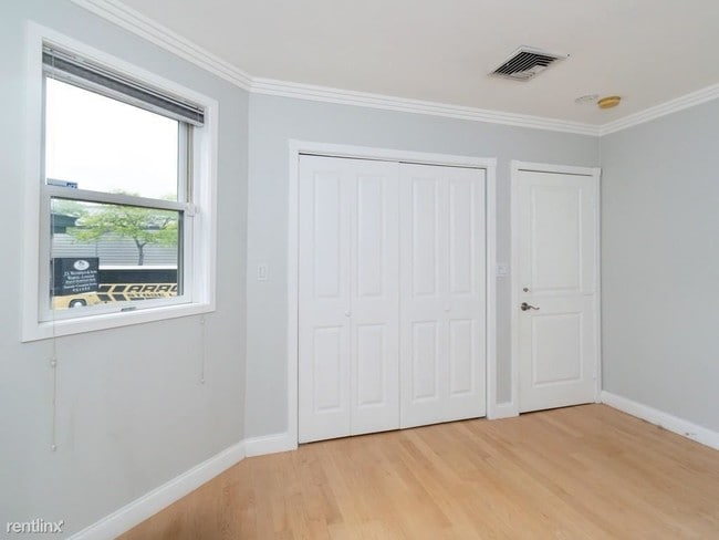 Building Photo - 2 br, 1 bath  - 560 Commercial St