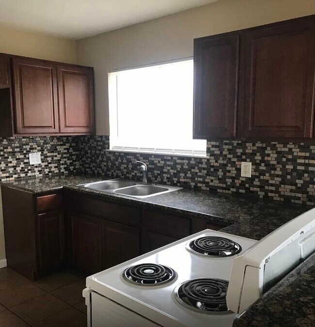 Kitchen with granite countertops - 1510 Locust St