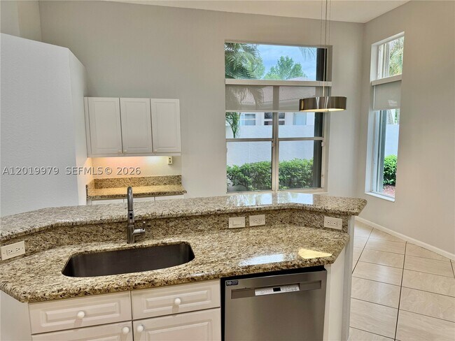 Building Photo - 2525 Bay Pointe Ct