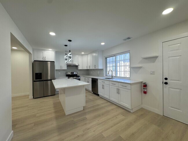 Building Photo - 222 Christopher Columbus Dr