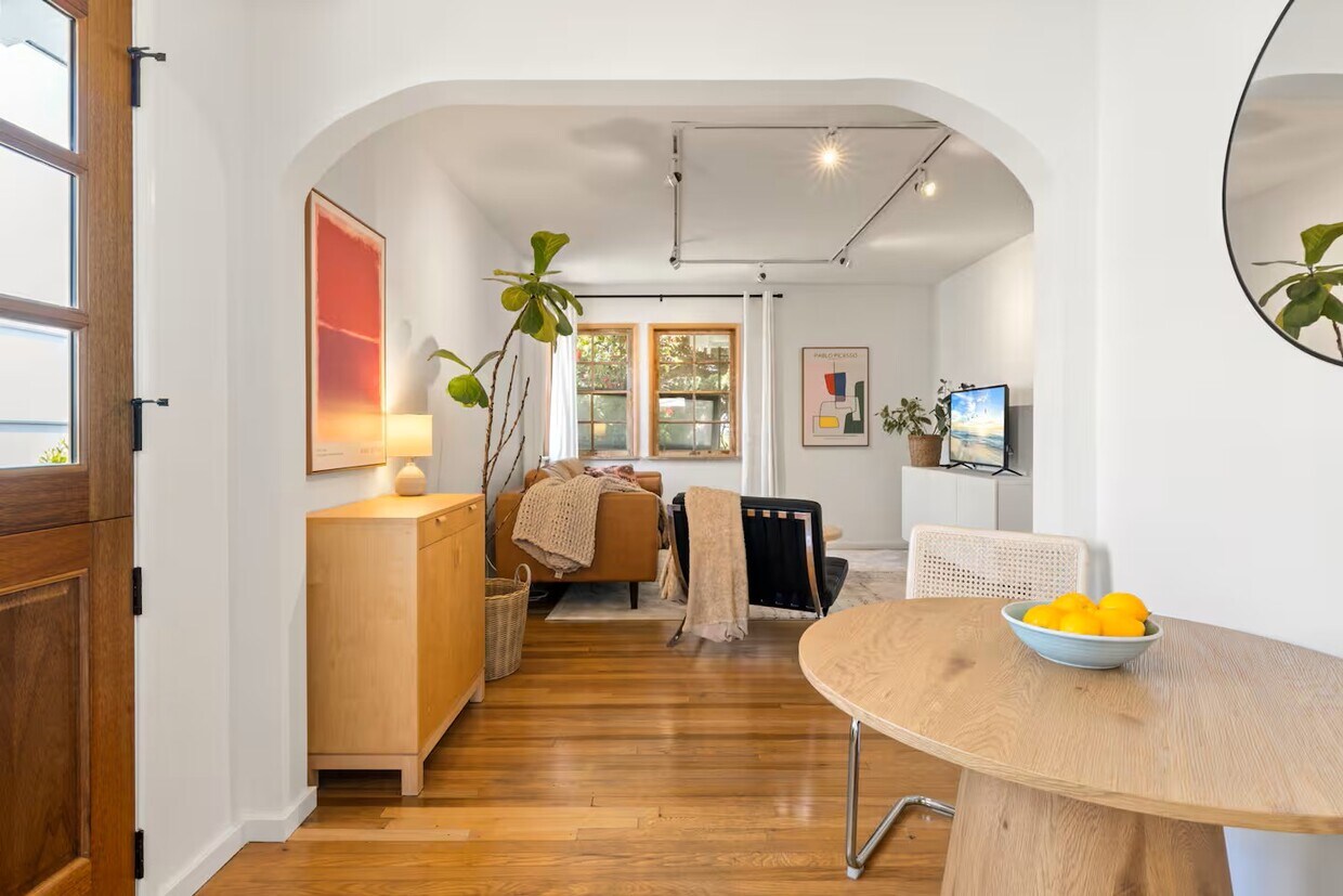 Foto principal - 8327 Wiley Post Ave