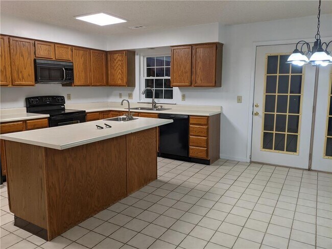 Building Photo - 1825 Falcon Dr