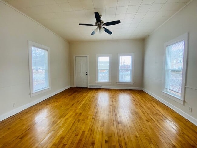 Building Photo - Spacious 2 Bedroom Single Family Home Avai...