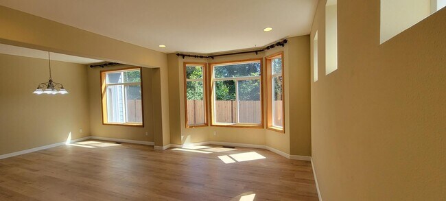 Building Photo - Beautiful 5 bedroom, 2.5 bathroom Home in ...
