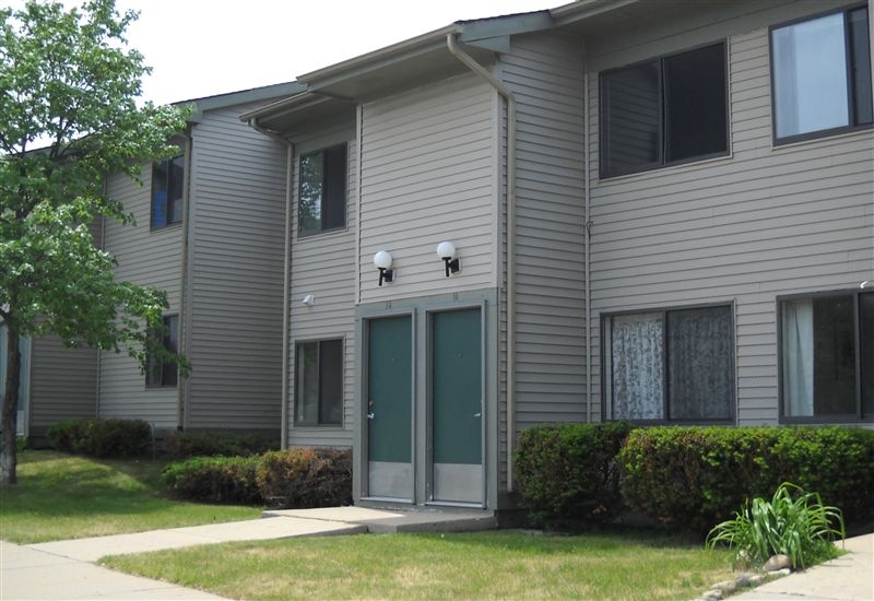 Primary Photo - Roscommon Apartments
