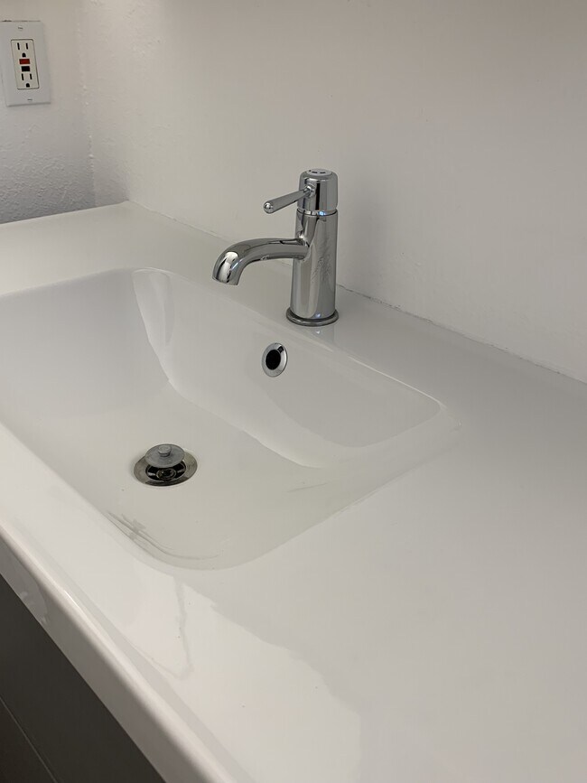 Foto del edificio - 1351 N Orange Dr