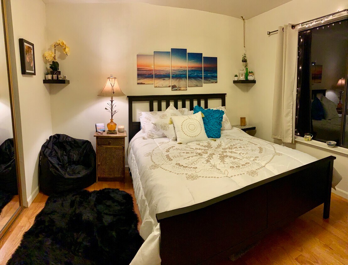 TU HABITACIÓN (SIN AMUEBLAR) CAMA QUEEN EN LA FOTO - 486 40th Ave