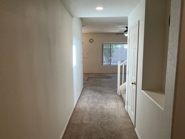 Foto del edificio - 4 Bedroom Home in Lantana Village Near E Ocotillo Rd. and S McQueen Rd!