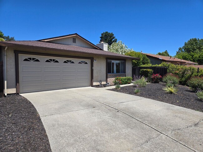 Building Photo - Gorgeous 3 Bedroom, 2 Bath home in great location