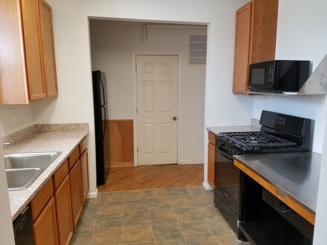 Building Photo - Incredibly Spacious 3 Bedroom / 3 Bathroom...