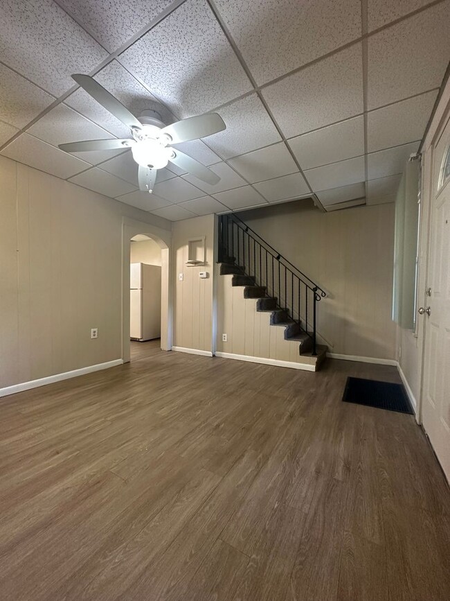 Building Photo - Two bedroom, one bath townhome.