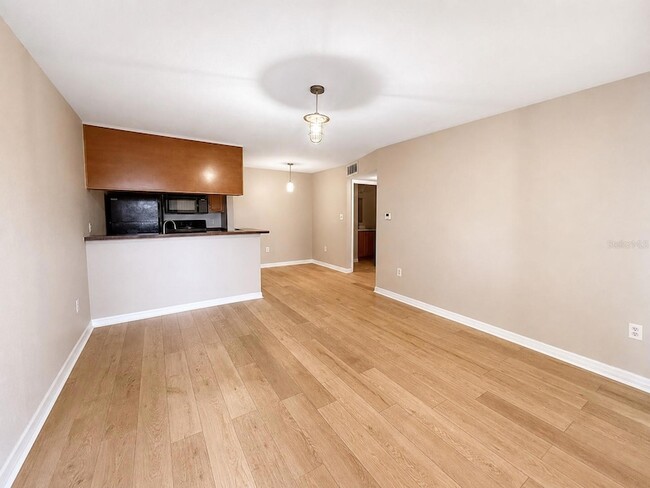 Building Photo - 203 Lake Parsons Green