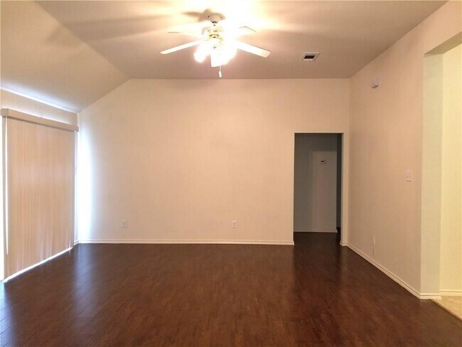 Foto del edificio - 5414 Carrington Dr